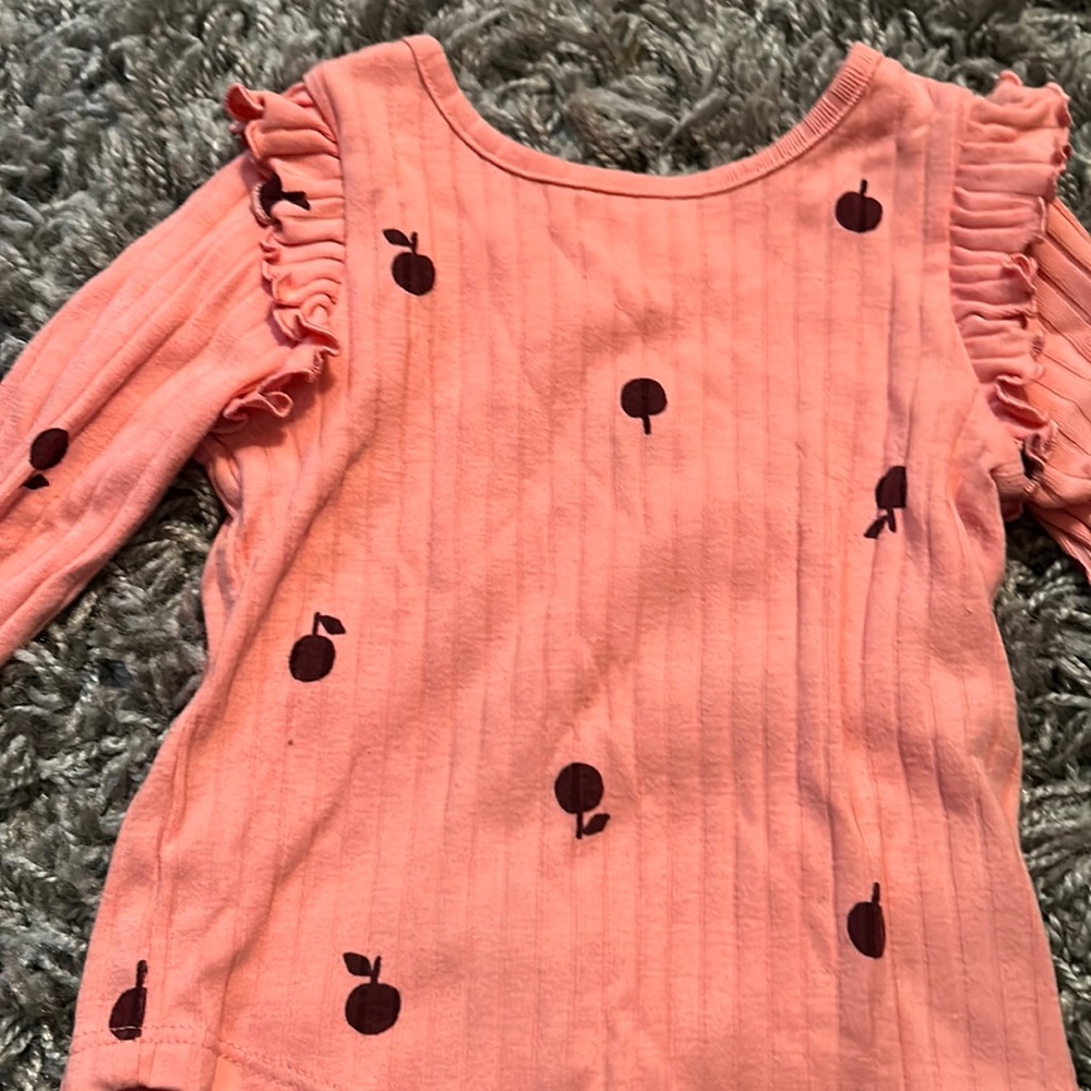 ✨5/$25✨18M Ribbed Ruffle Top - Picture 2 of 3